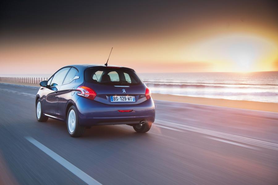  Peugeot 208 3-Door 2013 года  (фото 5 из 31)